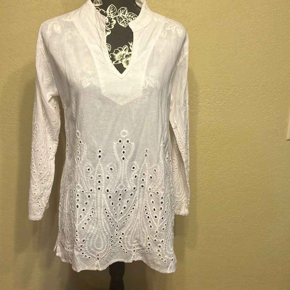 NWT SM S.R. FASHION 100% COTTON V NECK EYELET TOP